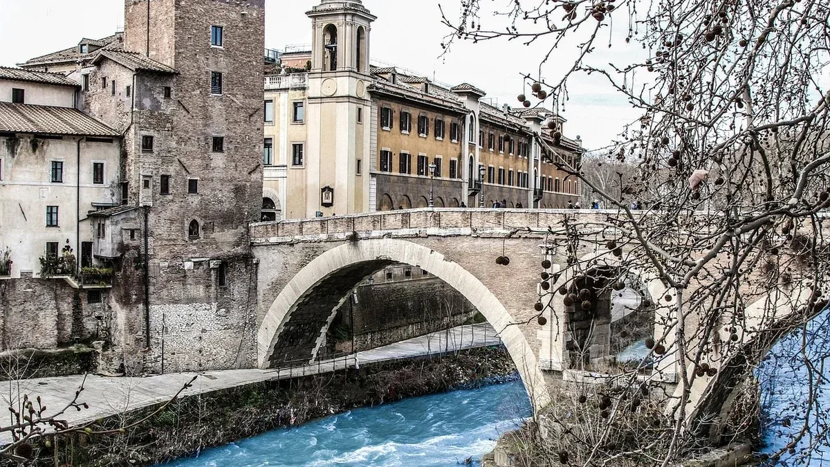 Ponte Milvio a piedi: una passeggiata lungo il Tevere e le strade vicine
